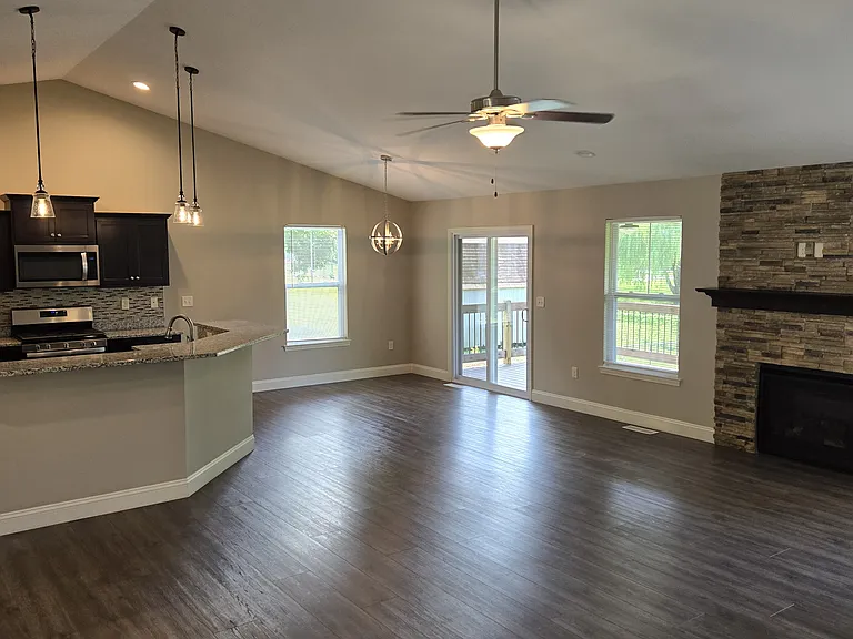 75 Lucinda Dr — Photo 3