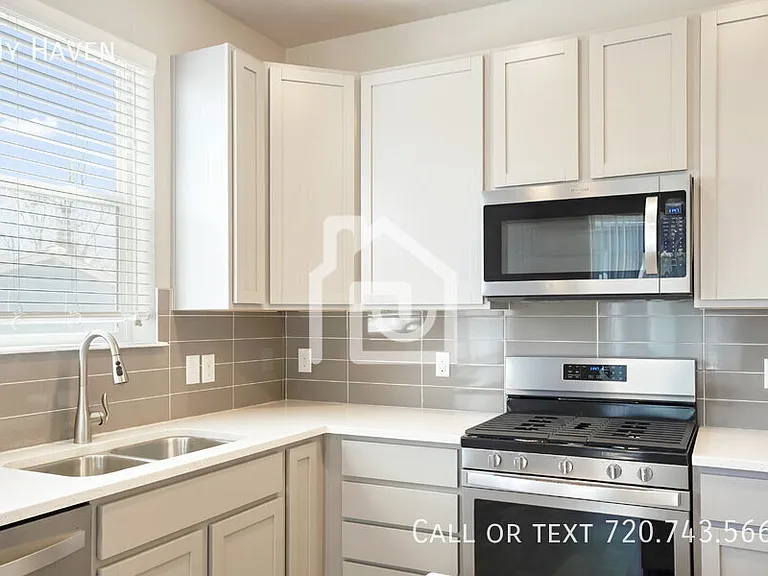 1320 Hoyt St #6 — Photo 6