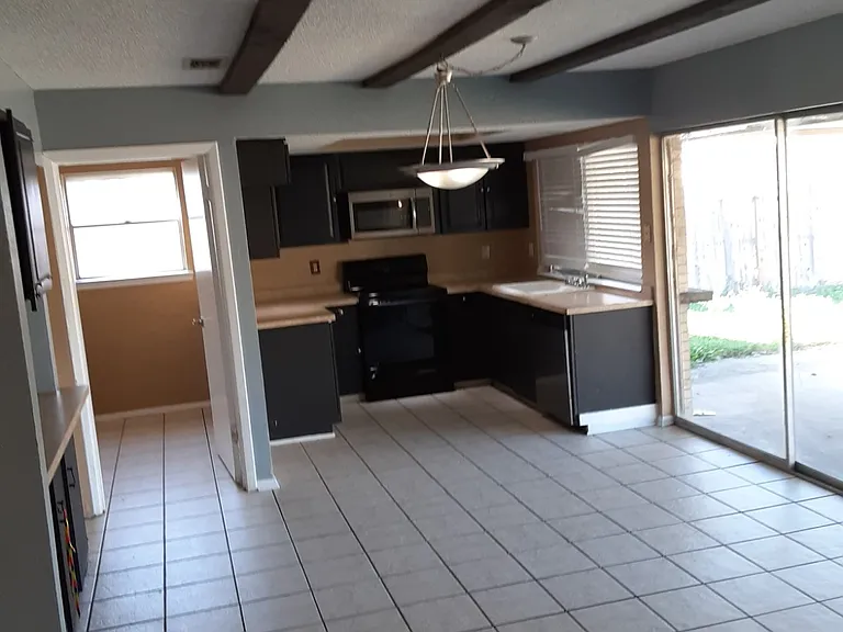 2019 Deerfield Dr — Photo 2
