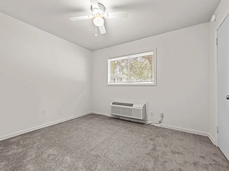 2 Bed, 1 Bath Townhome - Renovated