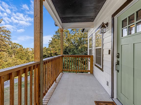 3rd image of 2832 Ridgemont Dr