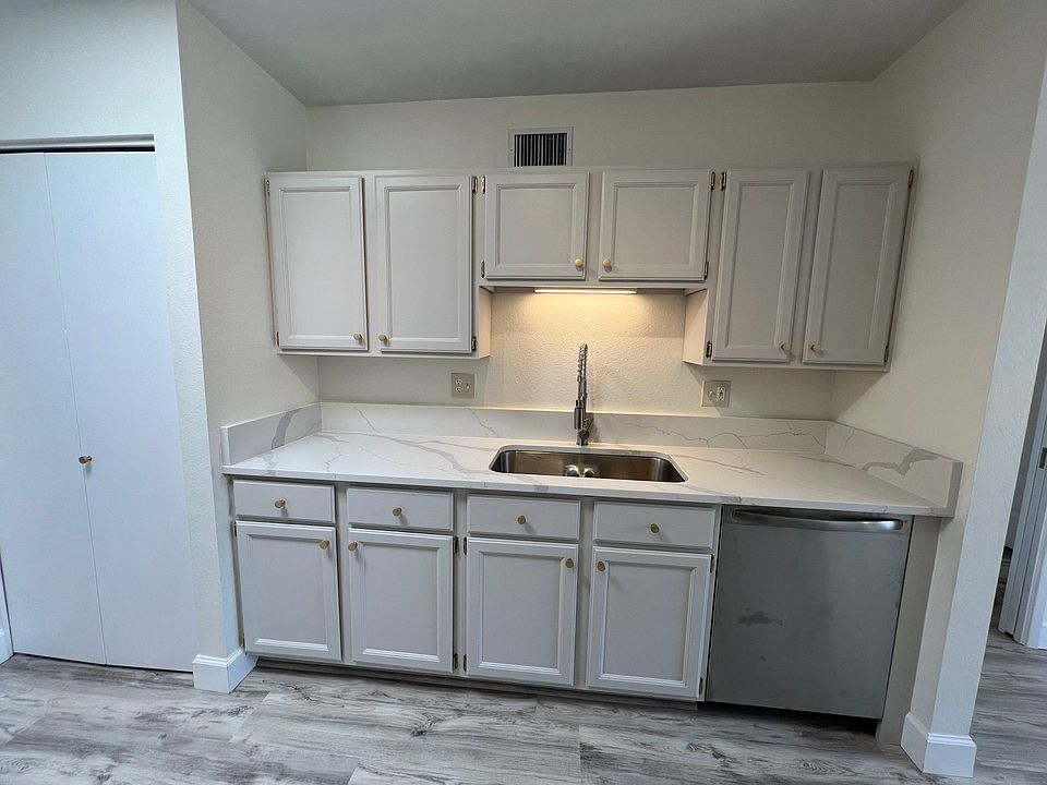 1st image of 631 E Savannah St