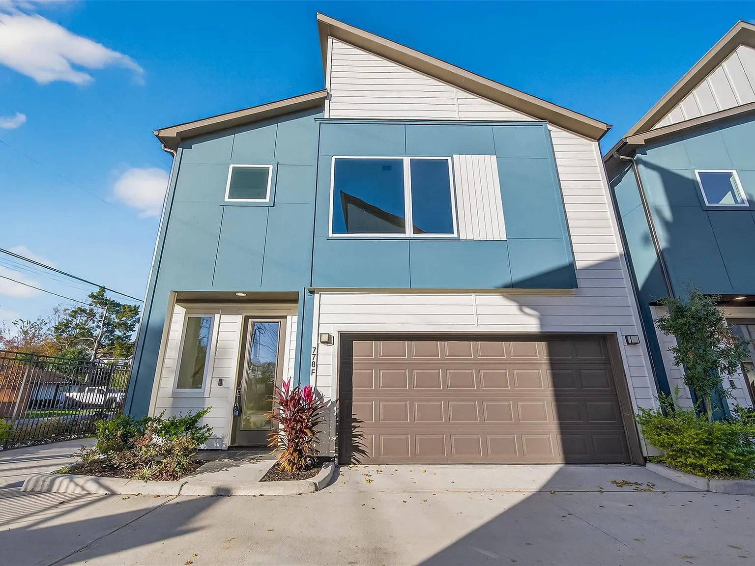 3 bed, 2.5 bath, 1556 sqft, $2,300 — Photo 2