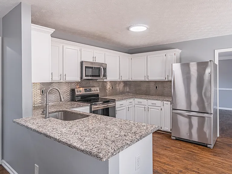 1321 Yorktown Cir — Photo 5