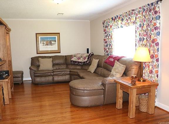 3rd image of 225 Neita Dr