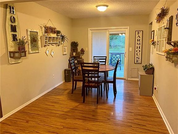 3rd image of 2102 Parkwood Dr
