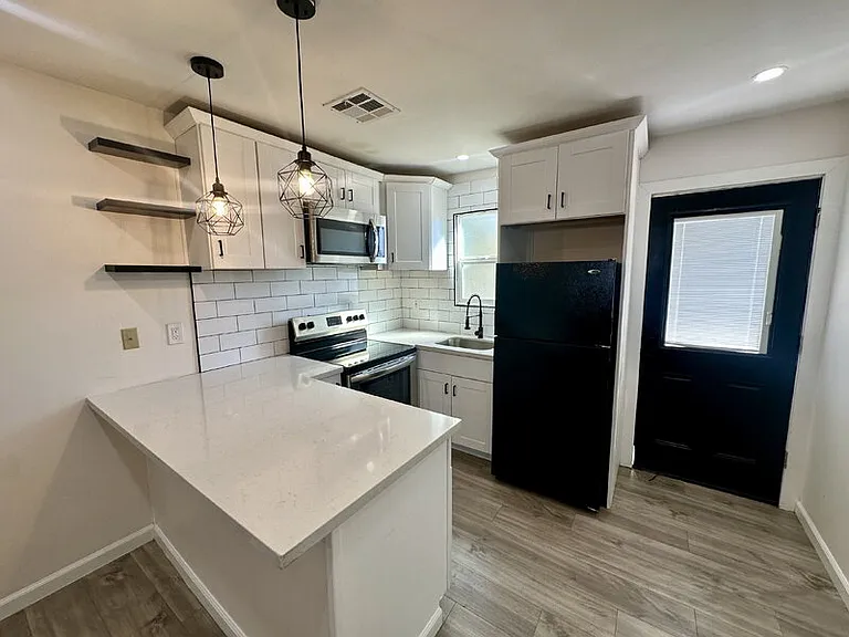 1447 E Mountain View Rd #1 — Photo 4