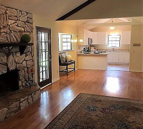 Great room with vaulted ceil