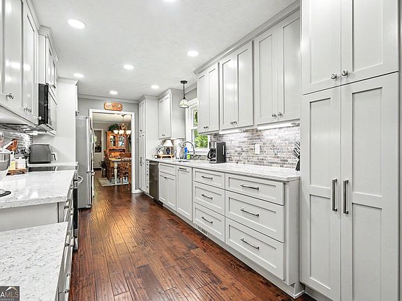2nd image of 305 Hillview Rd