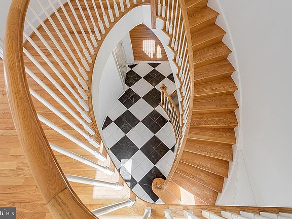4th image of 4709 Foxhall Cres NW