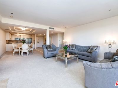 575 S Barrington Ave APT 303, Los Angeles, CA, 90049