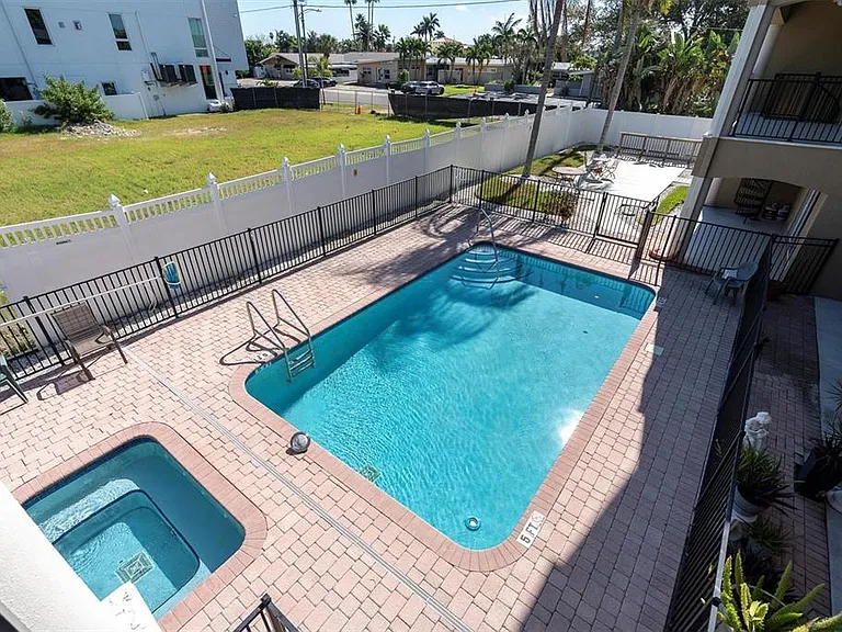 300 Capri Blvd #6 — Photo 36
