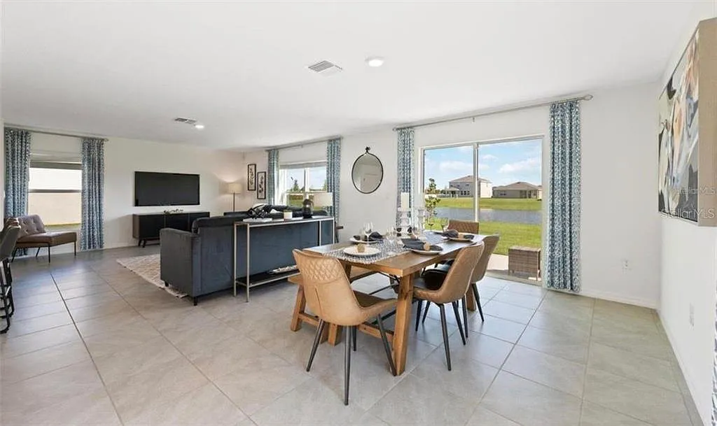 4 bed, 2.5 bath, 2260 sqft, $2,450 — Photo 3
