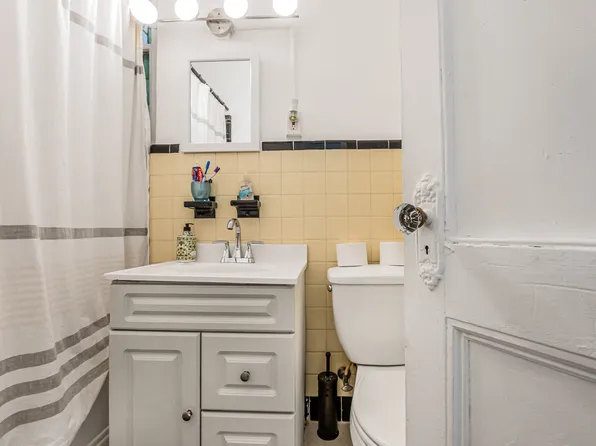 2884 Valentine Avenue image 16 of 26