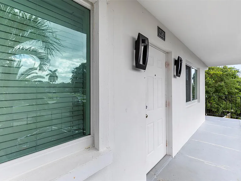 2182 NE 5th Cir — Photo 3