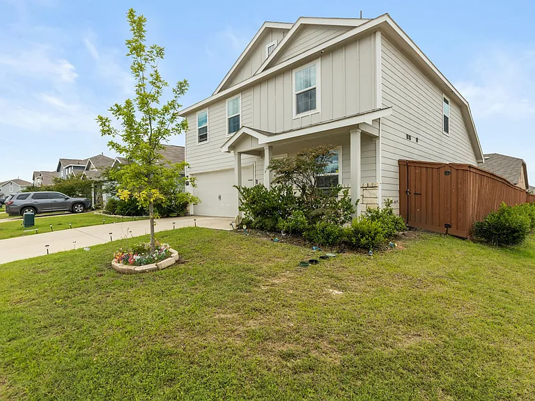 2915 Acacia Dr — Photo 2