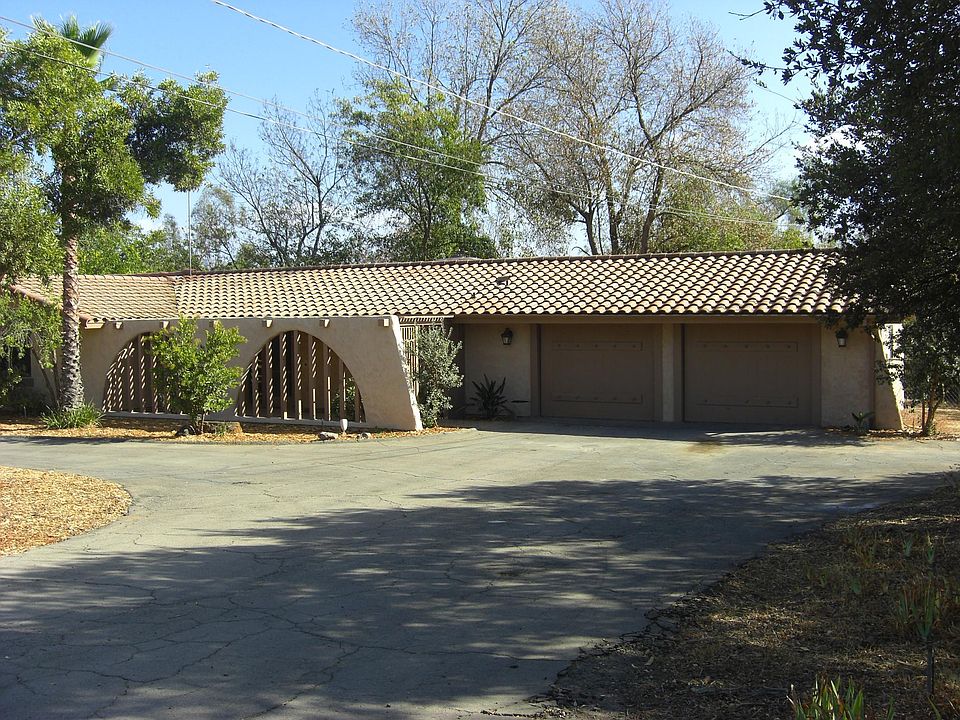 Peaceful energy... lots of parking & large 2 car garage