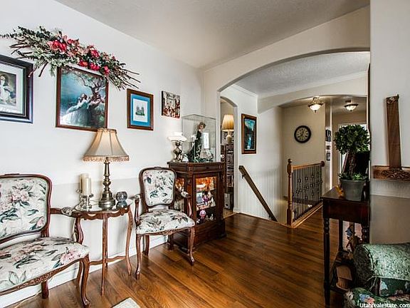 4th image of 1821 E Stoney Mountain Dr