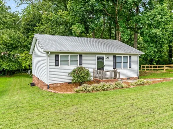 11 Royal St, Thomasville, NC 27360