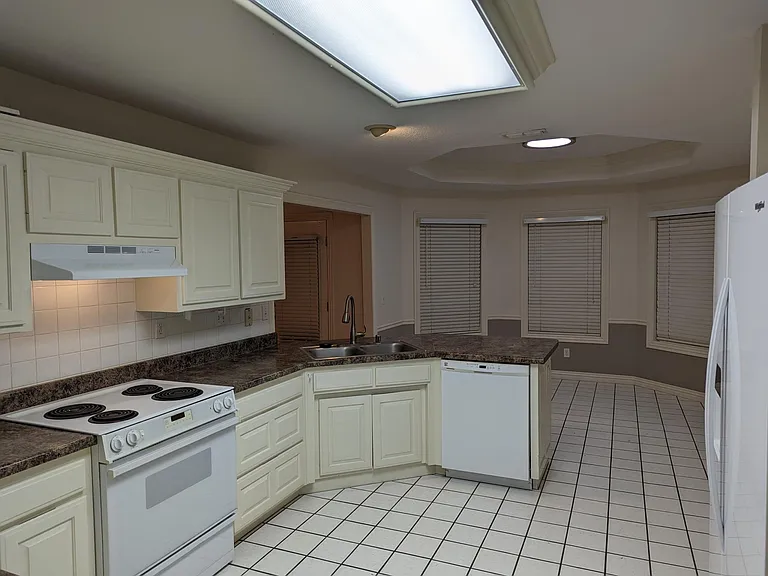 2030 N Hailey Dr — Photo 6