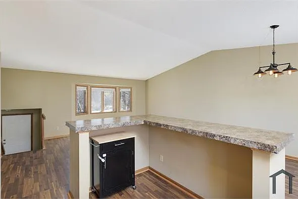 5 bed, 2038 sqft, $3,580 — Photo 2