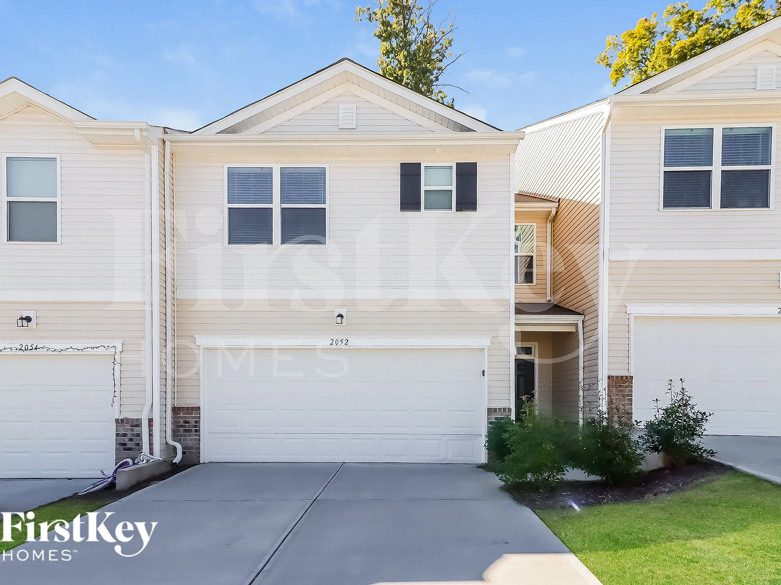 3 bed, 2.5 bath, 1817 sqft, $2,325 — Photo 2