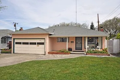 621 Wilson Ct photo 1
