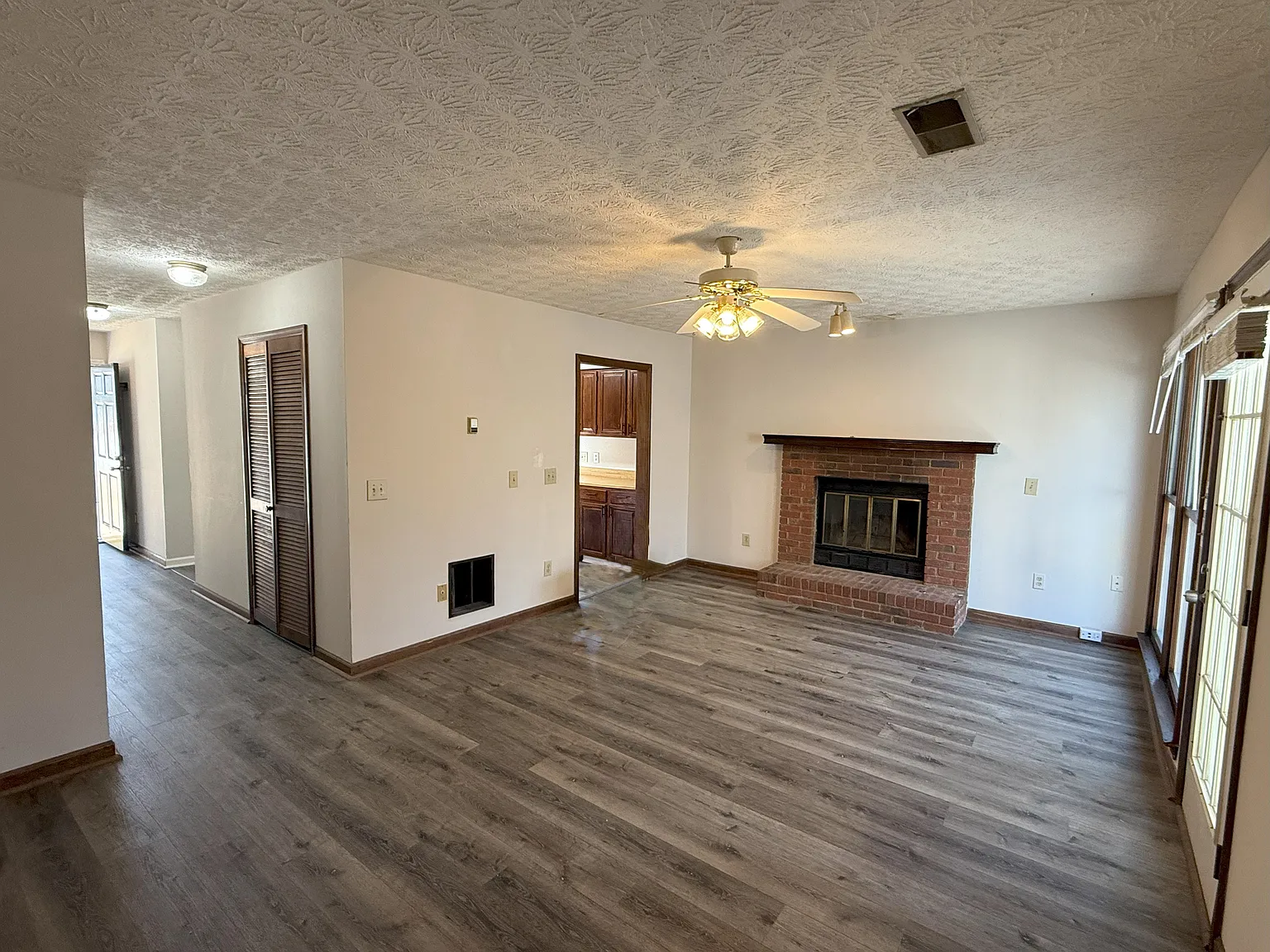 1124 Booth Ct SW — Photo 2