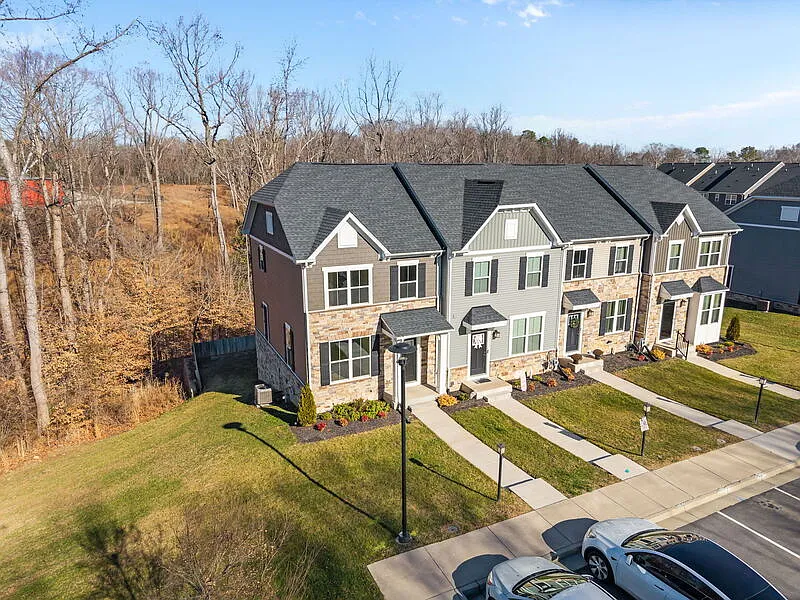 Building Photo - 4000 Grove Point Dr