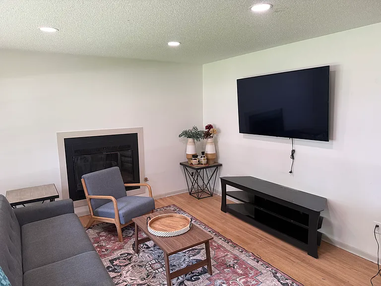 1018 Bowler St — Photo 1