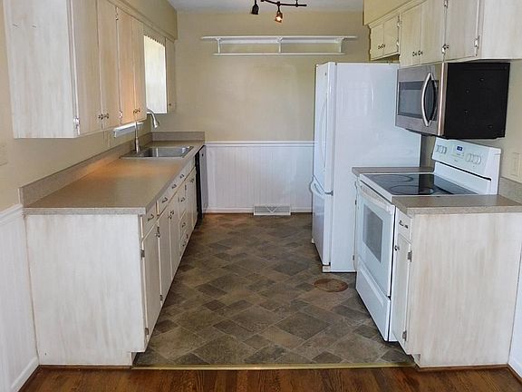 5th image of 901 Wyndham Dr