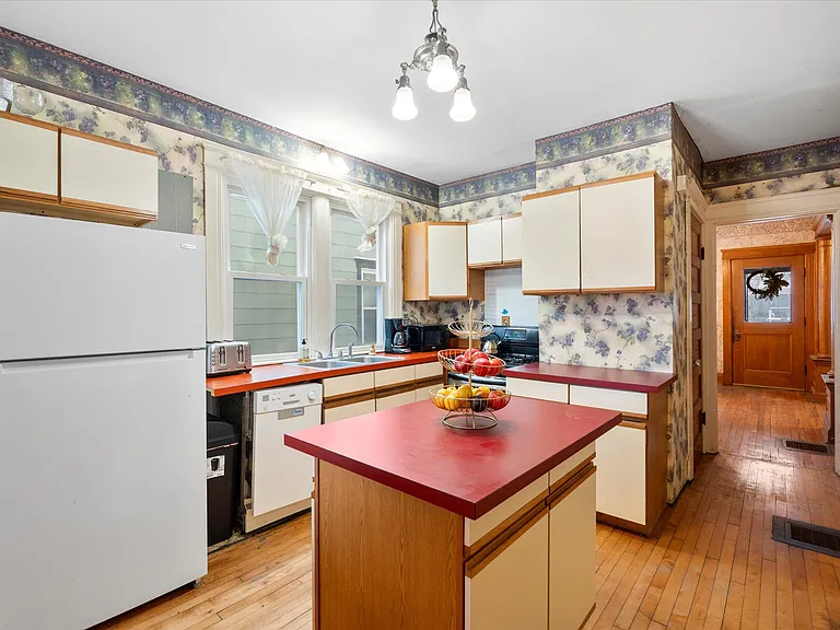 925 Westcott St — Photo 15
