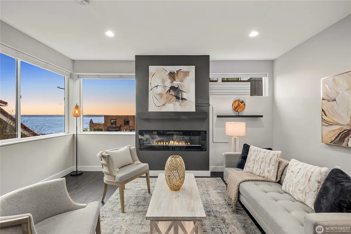 Building Photo - 4018 Beach Dr SW
