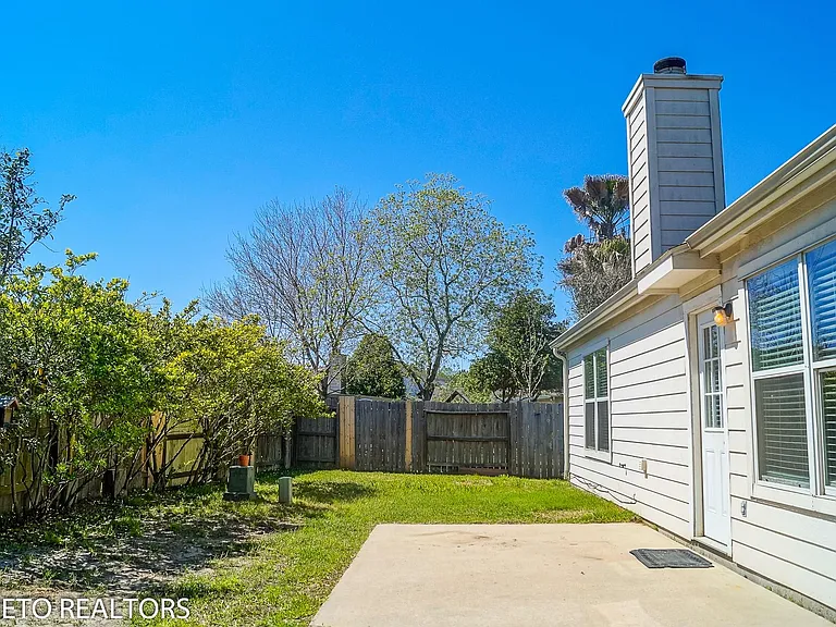 2819 Foster Hill Dr — Photo 3