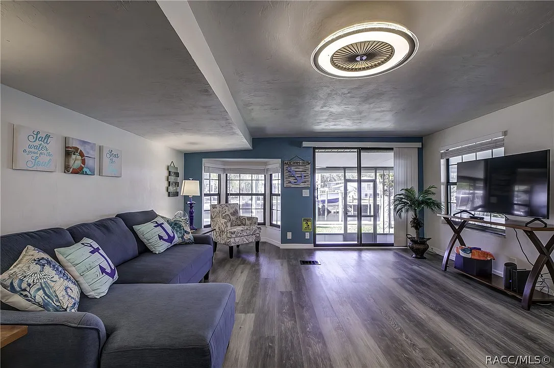 3 bed, 2.0 bath, 872 sqft, $2,300 — Photo 4