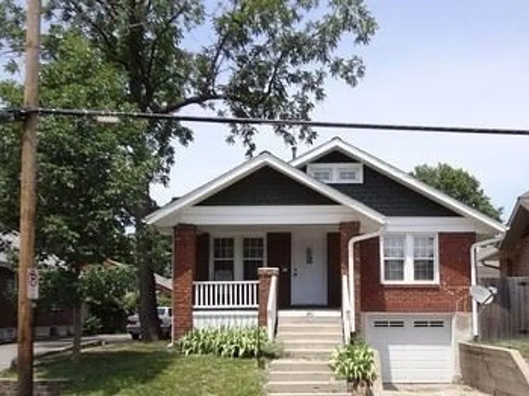 1411 E Walnut St — Photo 1