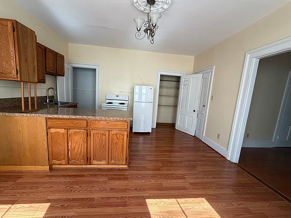 3rd image of 138 Lawrence St Floor 1