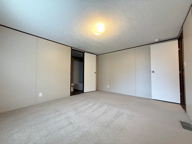 321 City Lake Dr — Photo 5