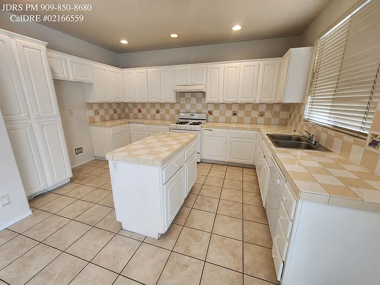 15752 Home Ct — Photo 2