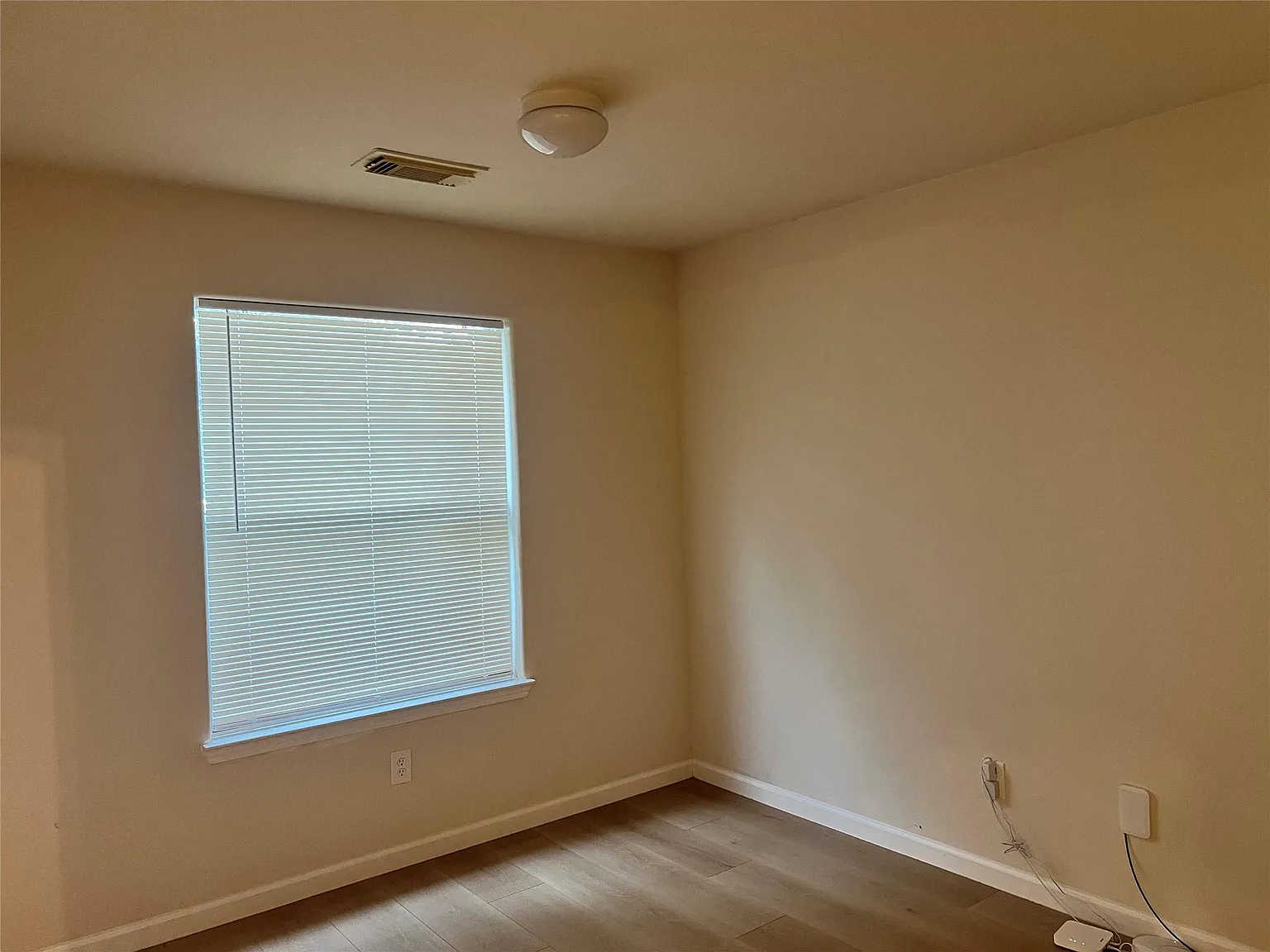 3 bed, 2.0 bath, 1912 sqft, $1,895 — Photo 3