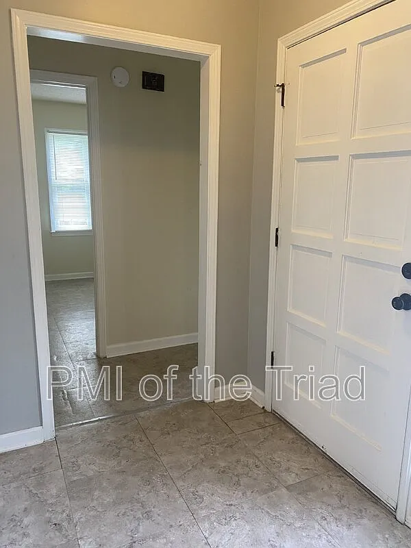 3 bed, 2.0 bath, 1151 sqft, $1,570 — Photo 2
