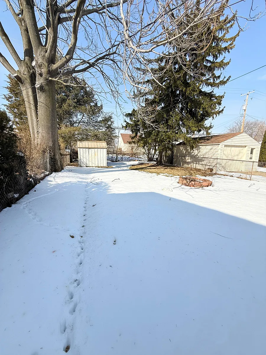 Building Photo - 17633 Henry St