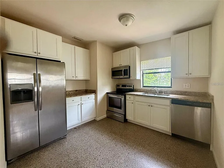 3414 W Oakellar Ave — Photo 2
