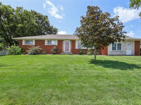 815 S Walnut St, Breese, IL 62230