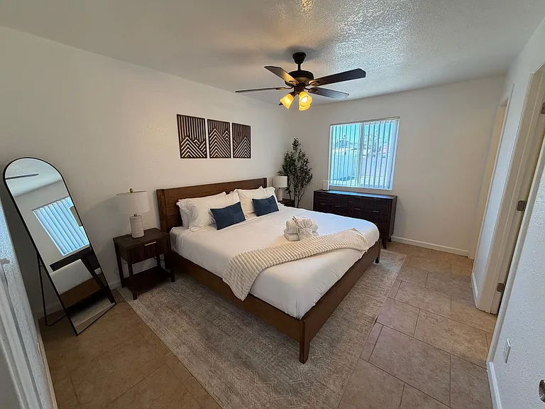 Twin Palms Apartments — Photo 1