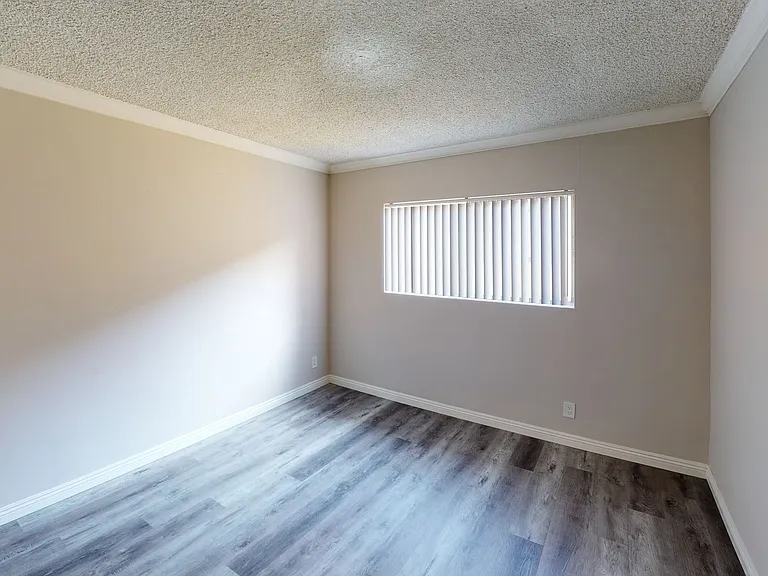 Roscoe Villa Apts — Photo 8
