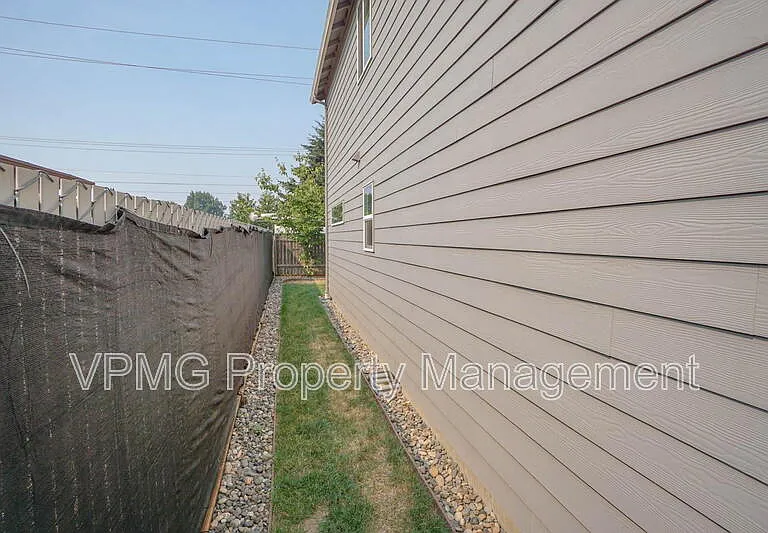 13602 NE 75th Cir — Photo 35