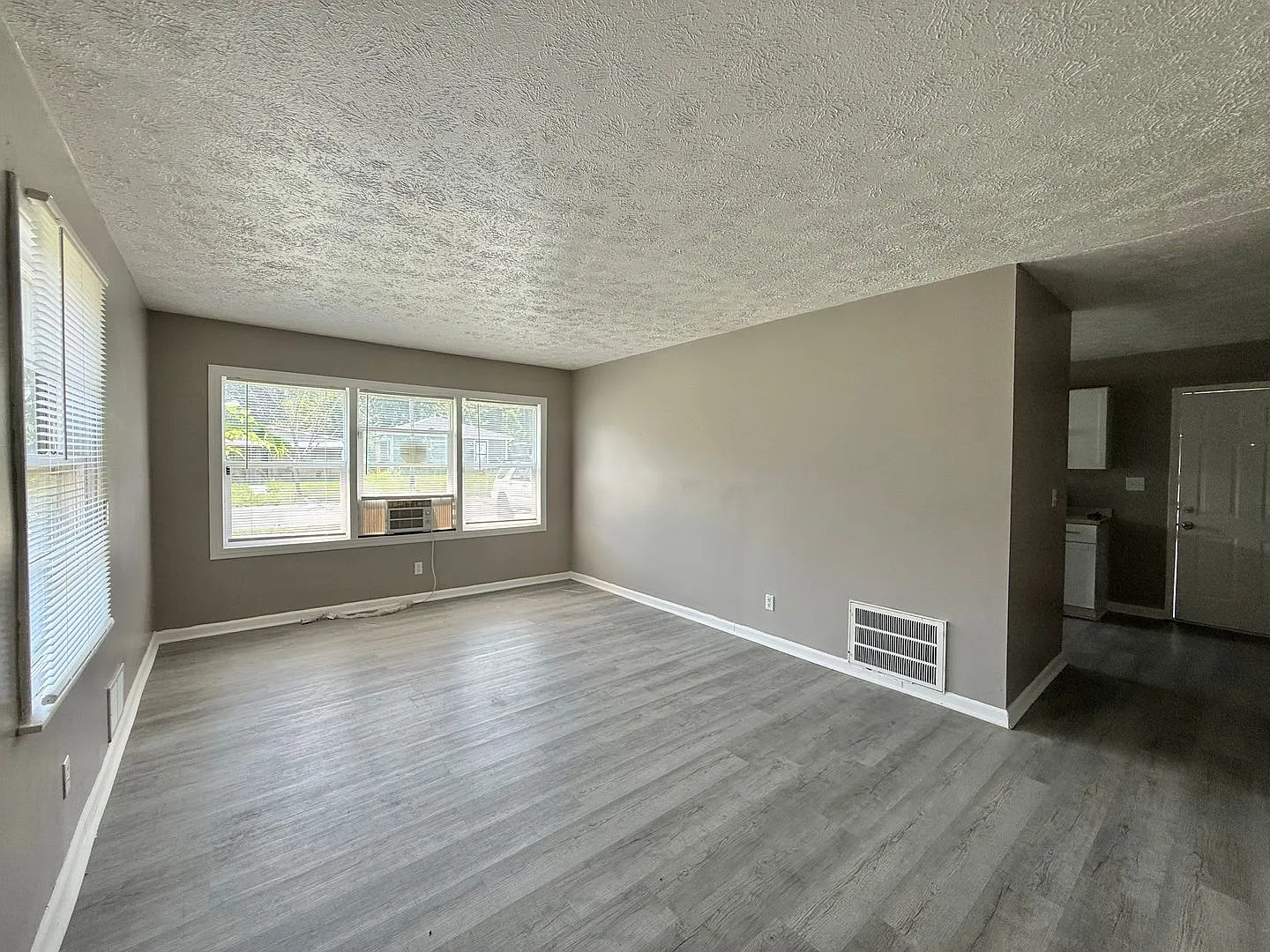 Cozy 3 Bedroom/1 Bath — Photo 4