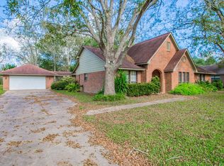 570 Westwood Rd, Angleton, TX 77515