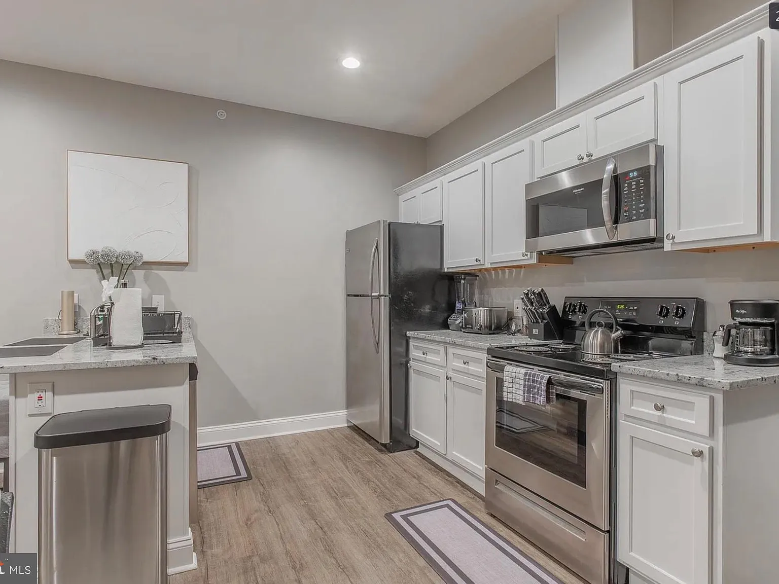 2 bed, 2.0 bath, 6026 sqft, $2,250 — Photo 3